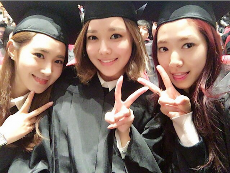 Park Shin Hye , Yuri y Sooyoung se han graduado de la Universidad mira todas sus fotos aquí!