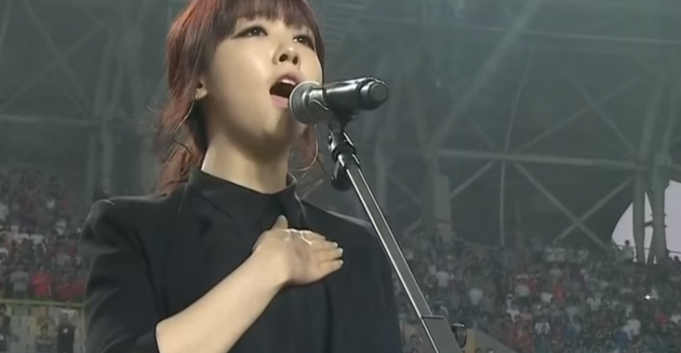 6 Idols cantando el Himno Nacional de Corea